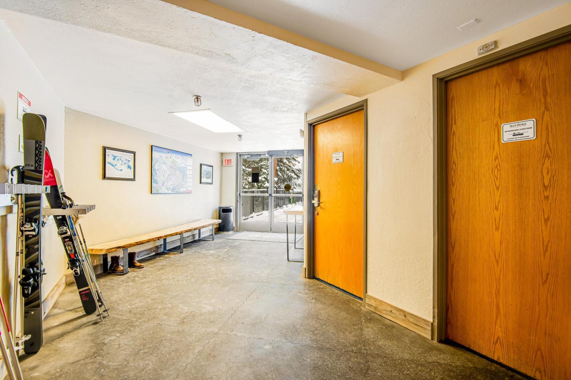 Iron Horse Studio Retreat 冬季公园 外观 照片